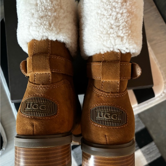 UGGs Violet Ankle boot. Size 7/8 EU39. Suede with shearling liner. NWT. - Picture 2 of 9